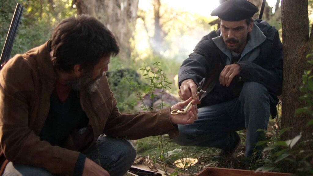 Pedro e Jimi investigando achado na floresta