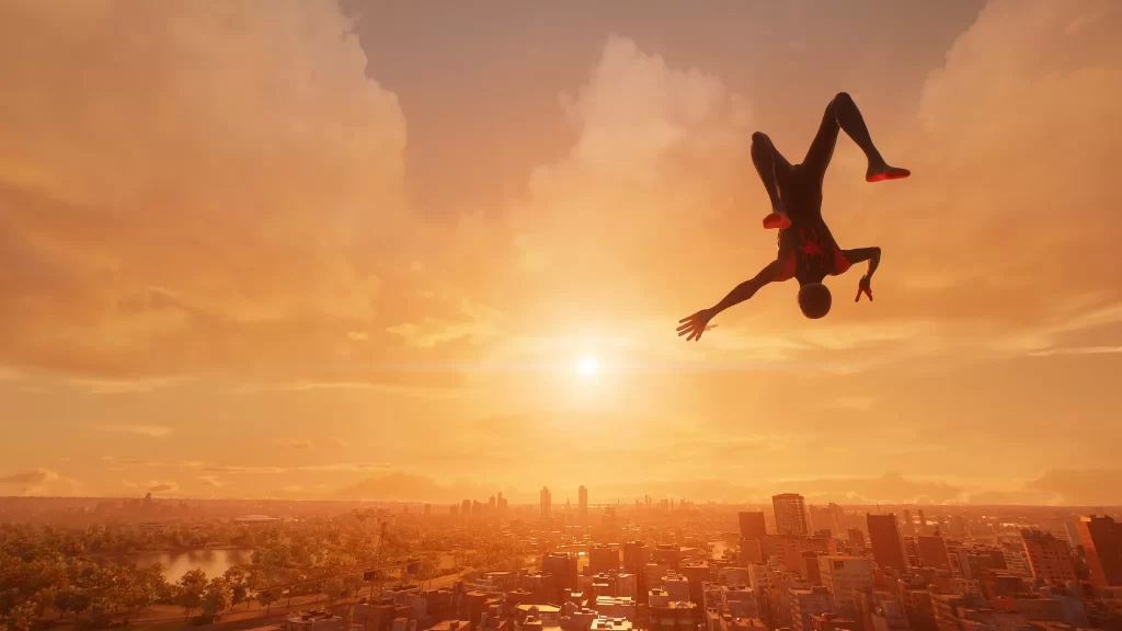 Foto do Spiderman saltando enquanto olha para a cidade.