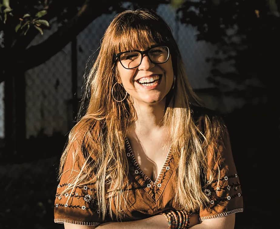 Ali Hazelwood, autora de Um Amor Problemático de Verão, coleciona boas leituras