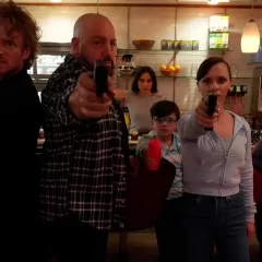 Uma Família à Prova de Balas: desastre genérico que nem Cristina Ricci consegue salvar | CRÍTICA